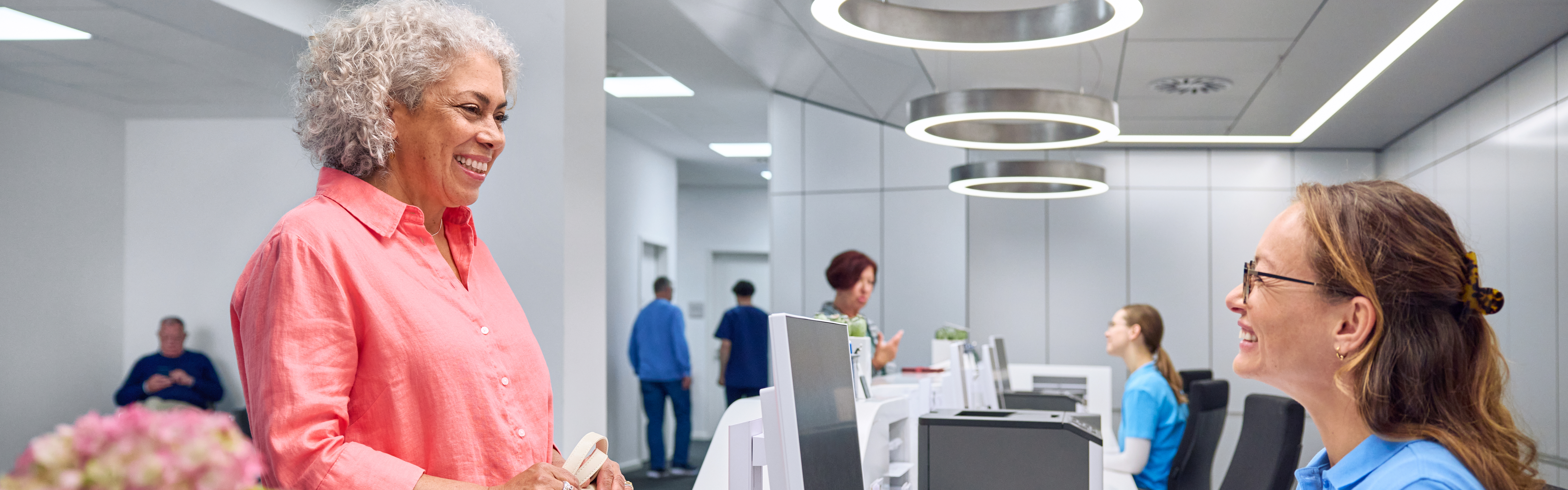 Eine Frau spricht mit einer Arzthelferin. Eine Frau spricht mit einer Arzthelferin.